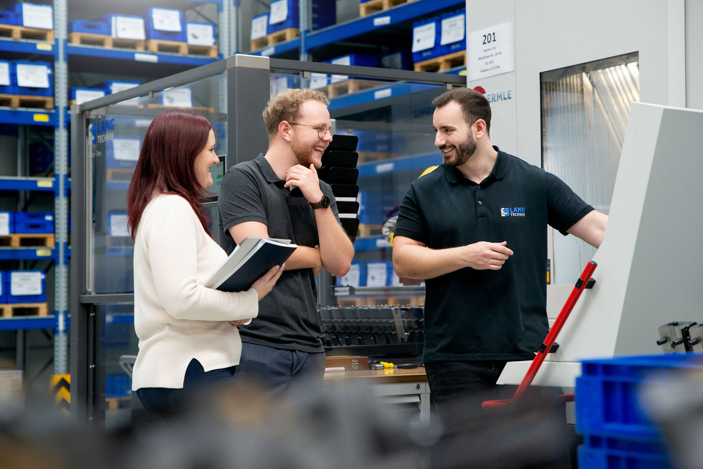 LANG Technik: Mitarbeiter an Maschine