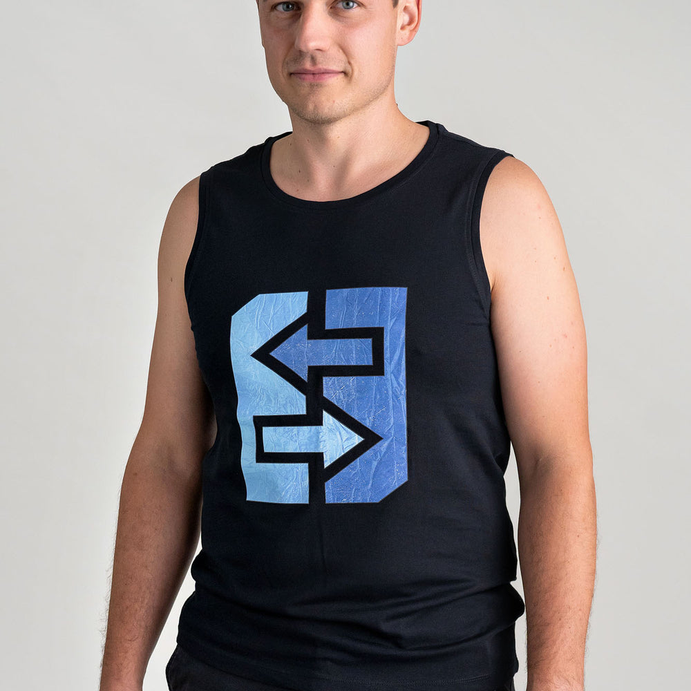 Ein Mann trägt ein schwarzes Tanktop mit einem blauen und weißen Logo, das Frische und Dynamik ausstrahlt.
