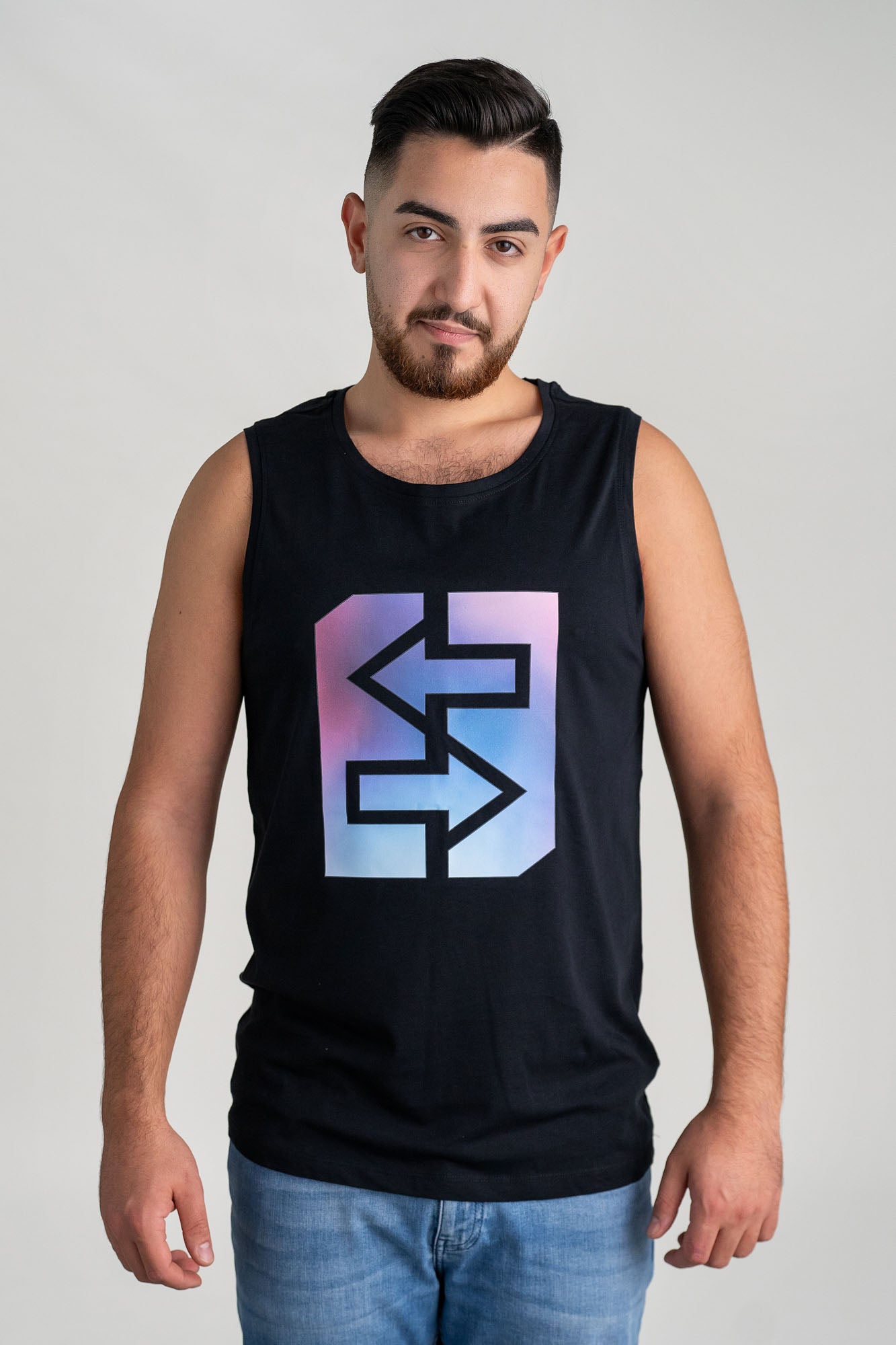 Ein Mann trägt ein schwarzes Tanktop mit einem blauen und pinken Logo, ideal für sonnige Tage in Miami.