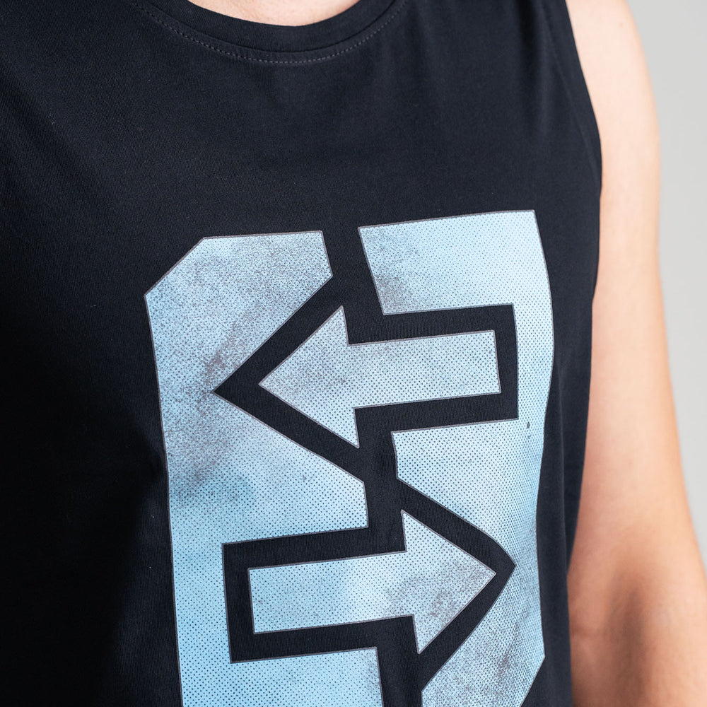 Ein Mann trägt ein Tanktop mit Logo, symbolisiert Stärke und Frische, bereit für Abenteuer und Herausforderungen.