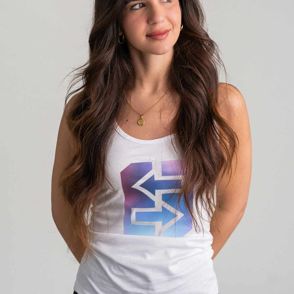 Eine Frau trägt ein weißes Tanktop mit blau-lila Logo, ideal für sonnige Tage am Strand oder in der Stadt.