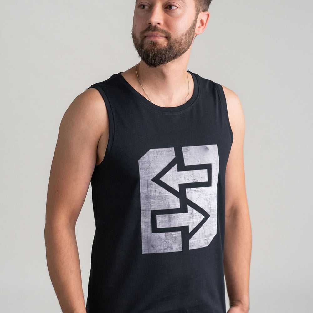 Ein Mann trägt ein schwarzes Tanktop mit einem Logo, ideal für heiße Tage und sportliche Aktivitäten.
