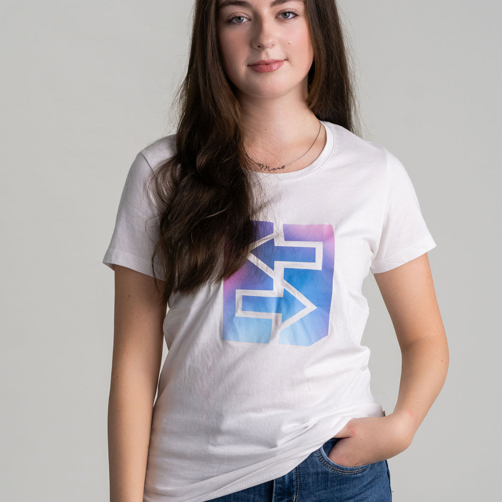 Eine Frau trägt ein weißes T-Shirt mit einem blauen und pinken Logo, ideal für den Miami-Lifestyle und strahlende Sonnenuntergänge.