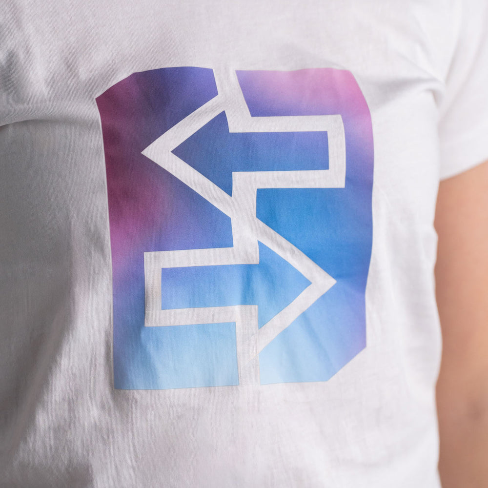 Eine Frau trägt ein weißes T-Shirt mit einem blauen und pinken Logo, ideal für den Miami-Lifestyle und strahlende Sonnenuntergänge.
