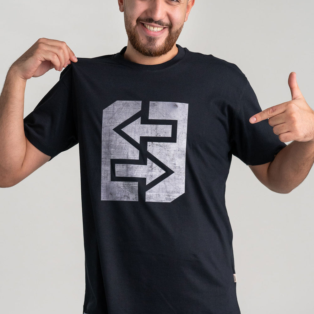 T-Shirt mit grauem Logo, das Stärke und Unzerstörbarkeit ausstrahlt. Ideal für Werkstatt und Freizeit.