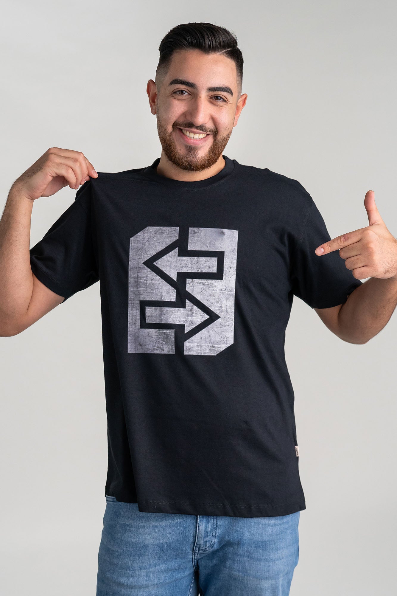 T-Shirt mit grauem Logo, das Stärke und Unzerstörbarkeit ausstrahlt. Ideal für Werkstatt und Freizeit.