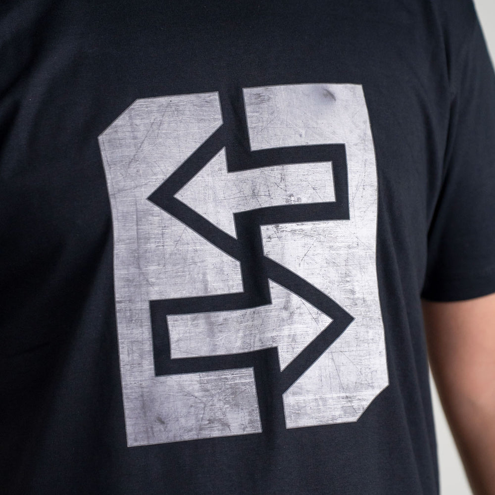 T-Shirt mit grauem Logo, das Stärke und Unzerstörbarkeit ausstrahlt. Ideal für Werkstatt und Freizeit.