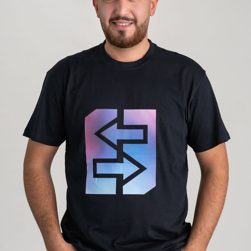 Ein lächelnder Mann trägt ein schwarzes T-Shirt mit lila-blauem Logo, das den Miami-Lifestyle verkörpert.