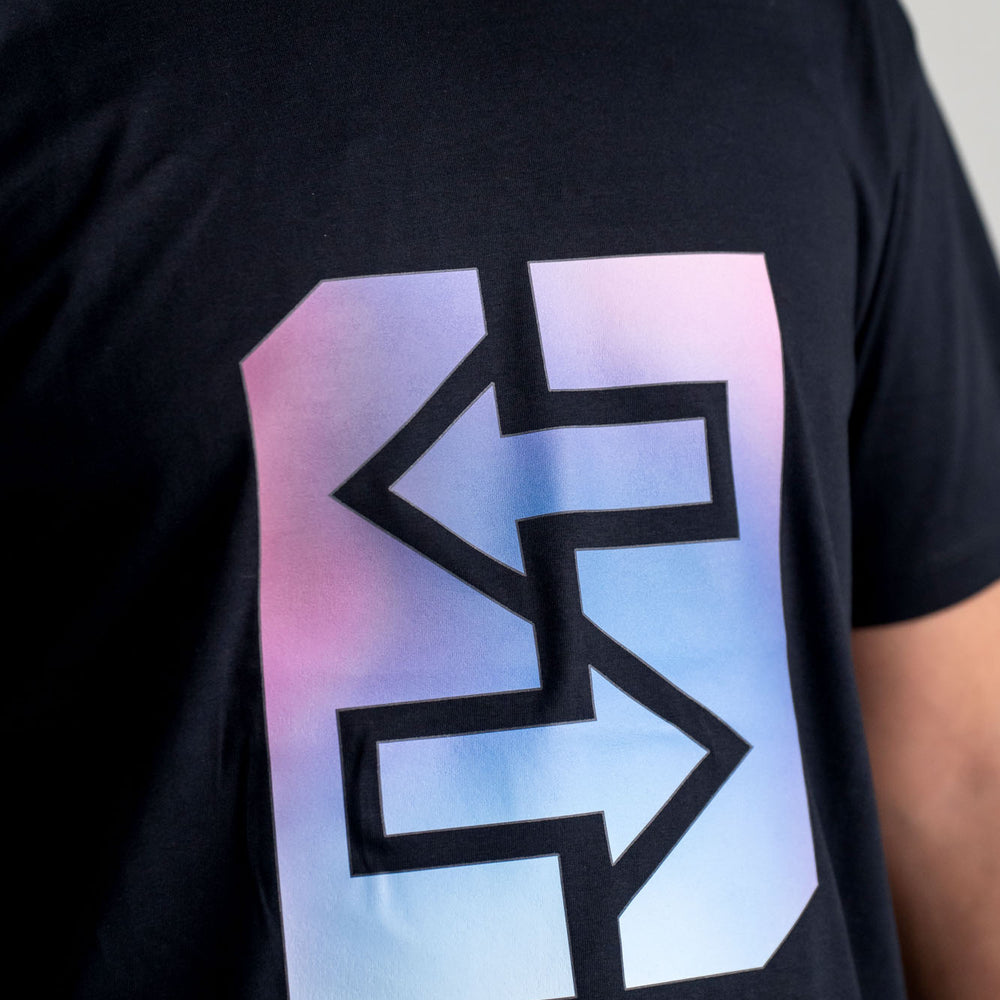 Ein lächelnder Mann trägt ein schwarzes T-Shirt mit lila-blauem Logo, das den Miami-Lifestyle verkörpert.