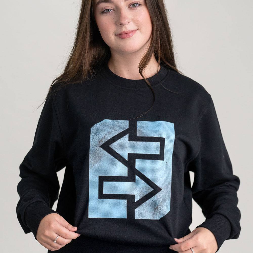 Ein Mädchen trägt ein schwarzes Sweatshirt, inspiriert von griechischer Mythologie und Geschichte.