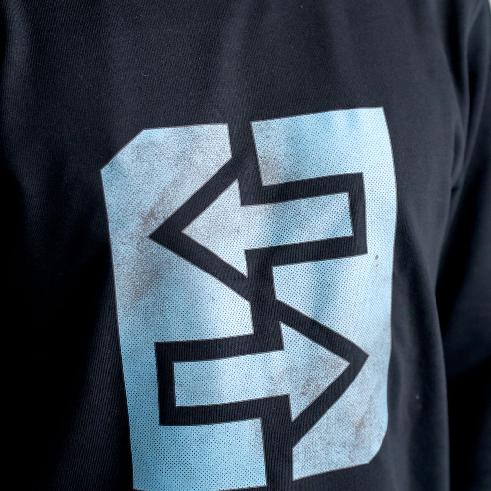 
                      
                        Ein Mann trägt ein schwarzes Sweatshirt mit einem blauen Logo, inspiriert von griechischer Mythologie und Geschichte.
                      
                    