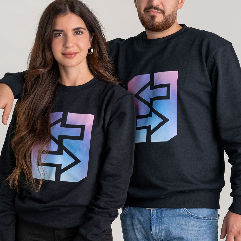 Ein Mann und eine Frau trägt ein schwarzes Sweatshirt mit Regenbogenmotiv, ideal für den Miami-Lifestyle und die Abendsonne.