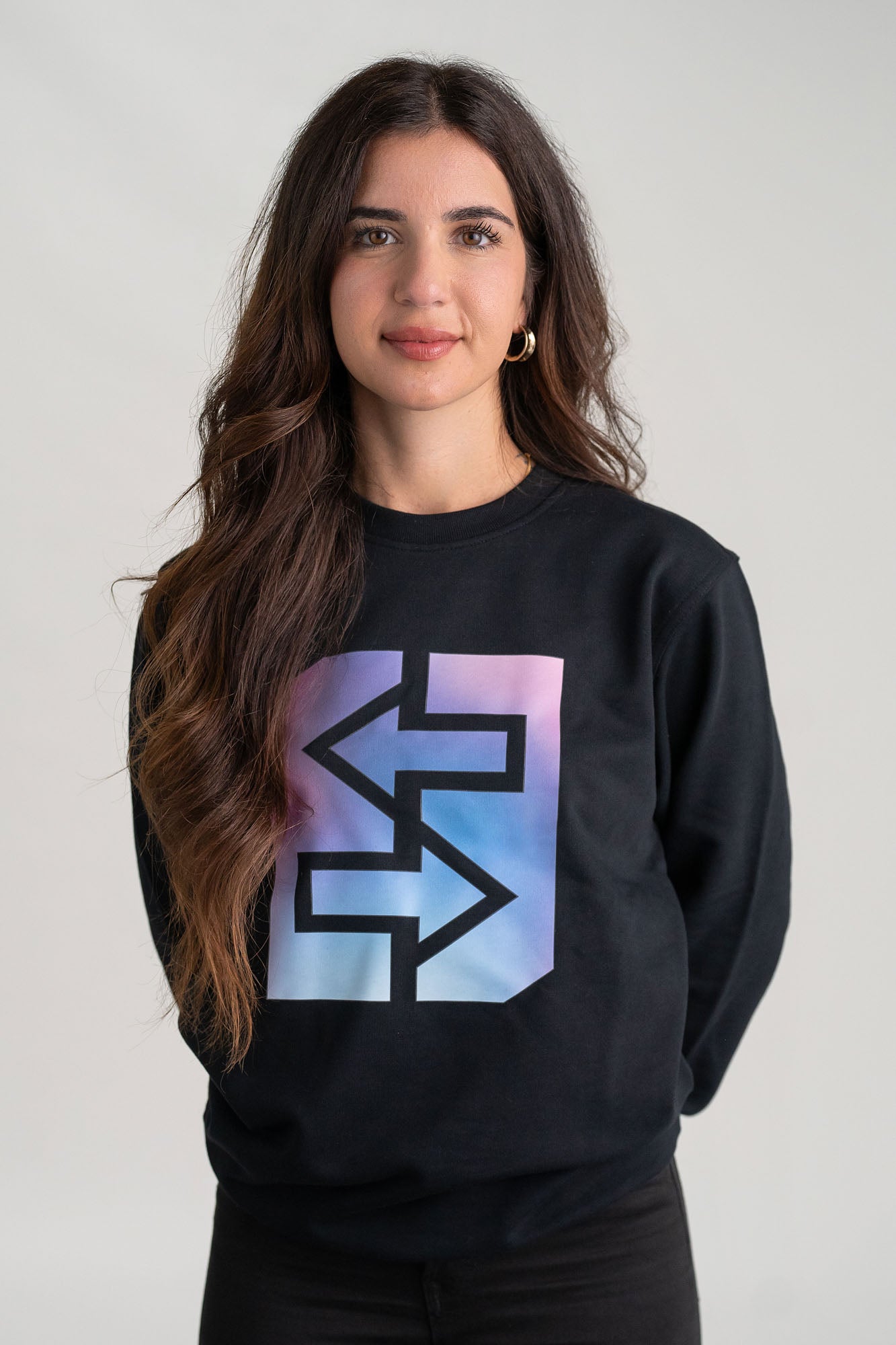 Schwarzes Sweatshirt mit einem Logo, ideal für den Miami-Lifestyle und stylisch bei jedem Anlass.