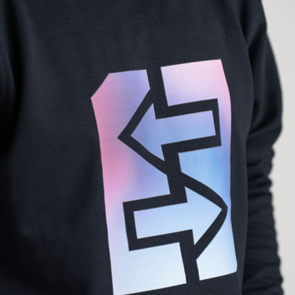 
                      
                        Ein Mann trägt ein schwarzes Sweatshirt mit einem pinken und blauen Logo, ideal für den Miami-Lifestyle und Abendsonnenuntergänge.
                      
                    