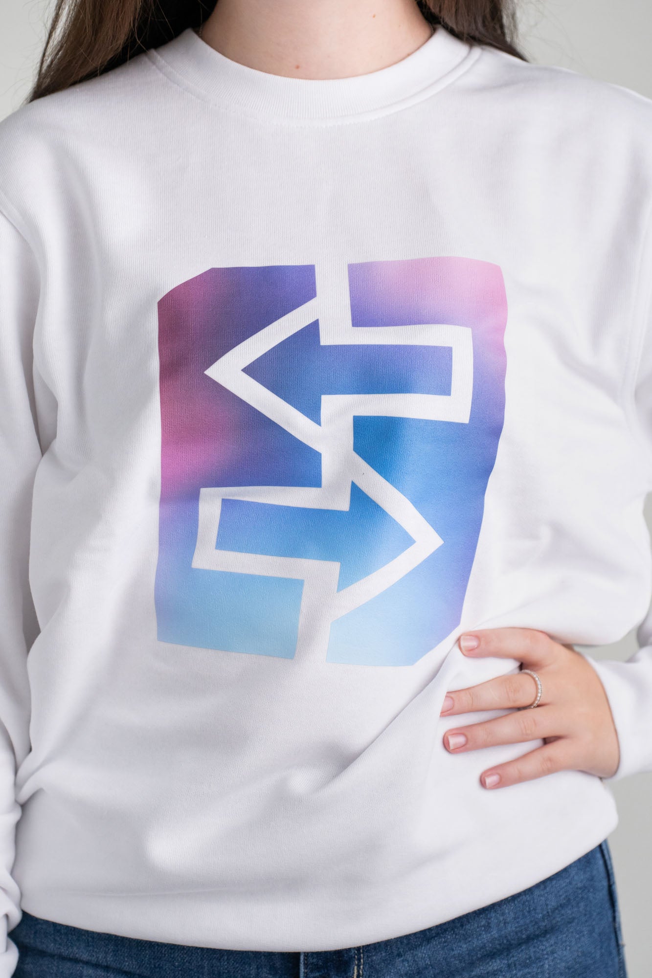 Weißes Sweatshirt mit Logo, ideal für den Miami-Lifestyle und perfekte Begleitung für jeden Anlass, auch bei kühlerem Wetter.