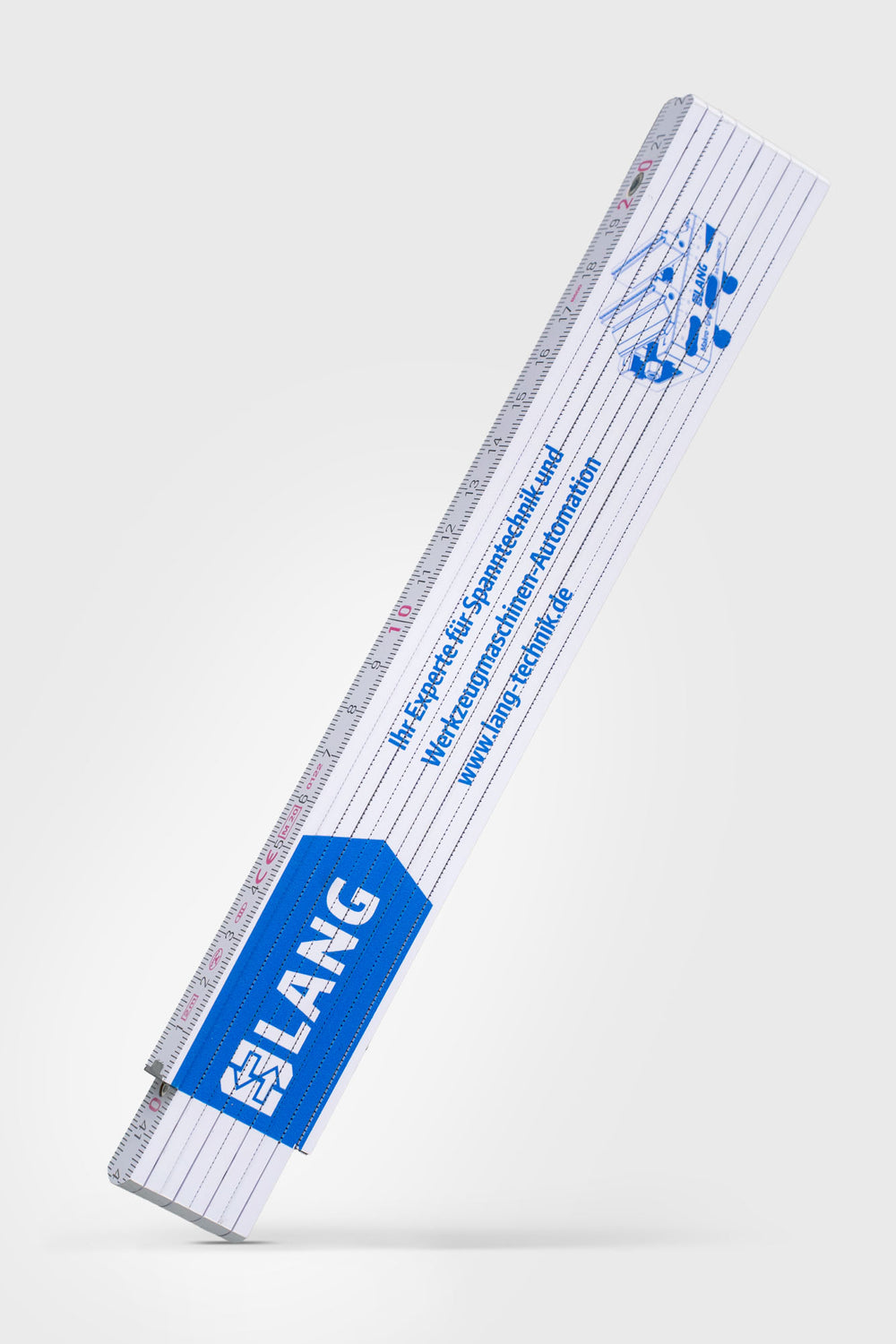 Ein Holzgliedermaßstab mit einem blauen und weißen Logo, das auf der Oberfläche des Lineals abgebildet ist.