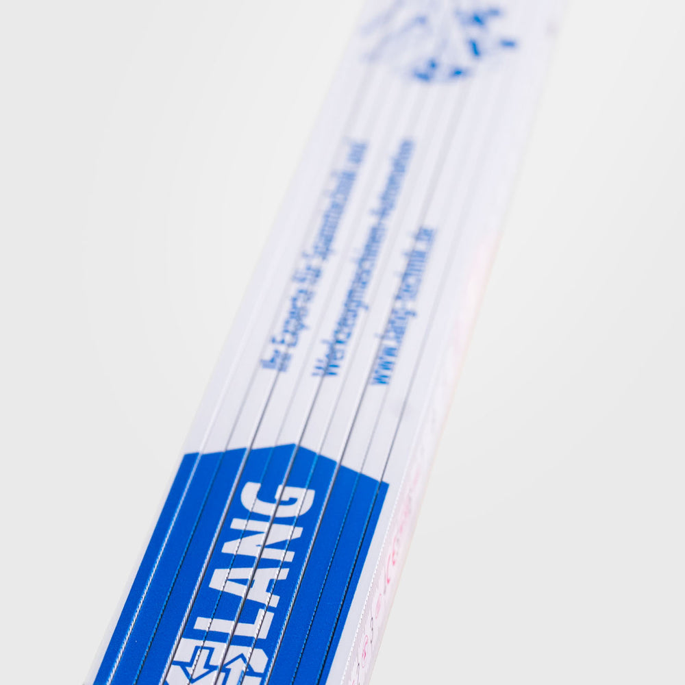 
                      
                        Ein Holzgliedermaßstab mit einem blauen und weißen Logo, das auf der Oberfläche des Lineals abgebildet ist.
                      
                    