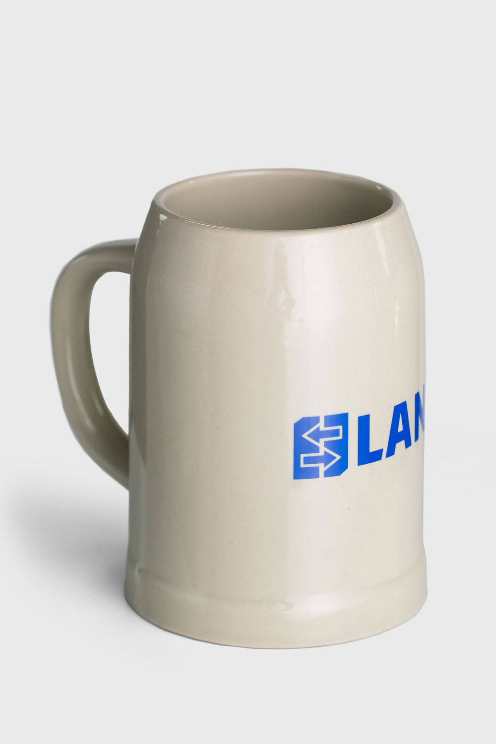Ein weißer Becher mit der Aufschrift 