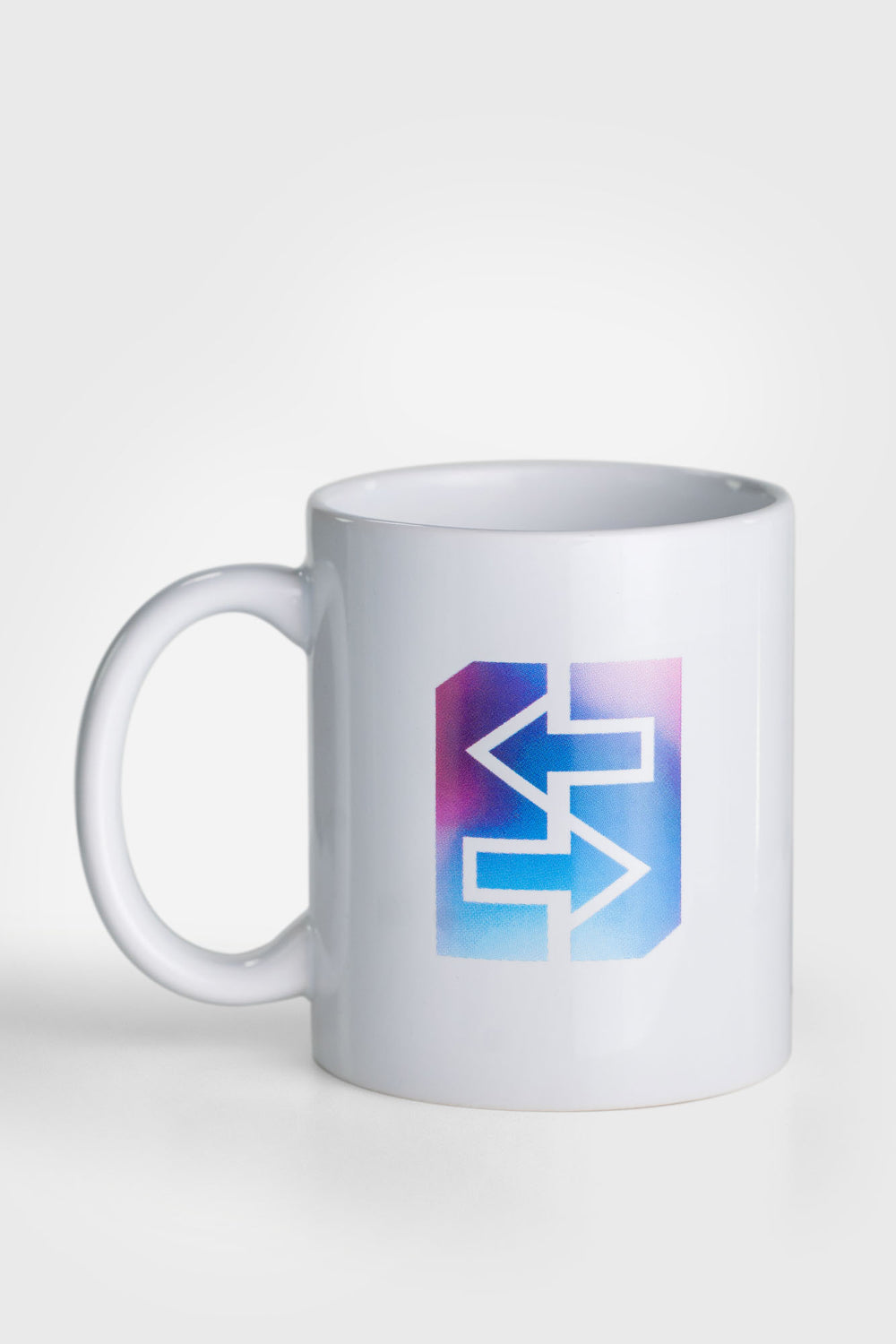 Eine weiße Kaffeetasse mit einem blauen und lila Logo auf der Vorderseite.