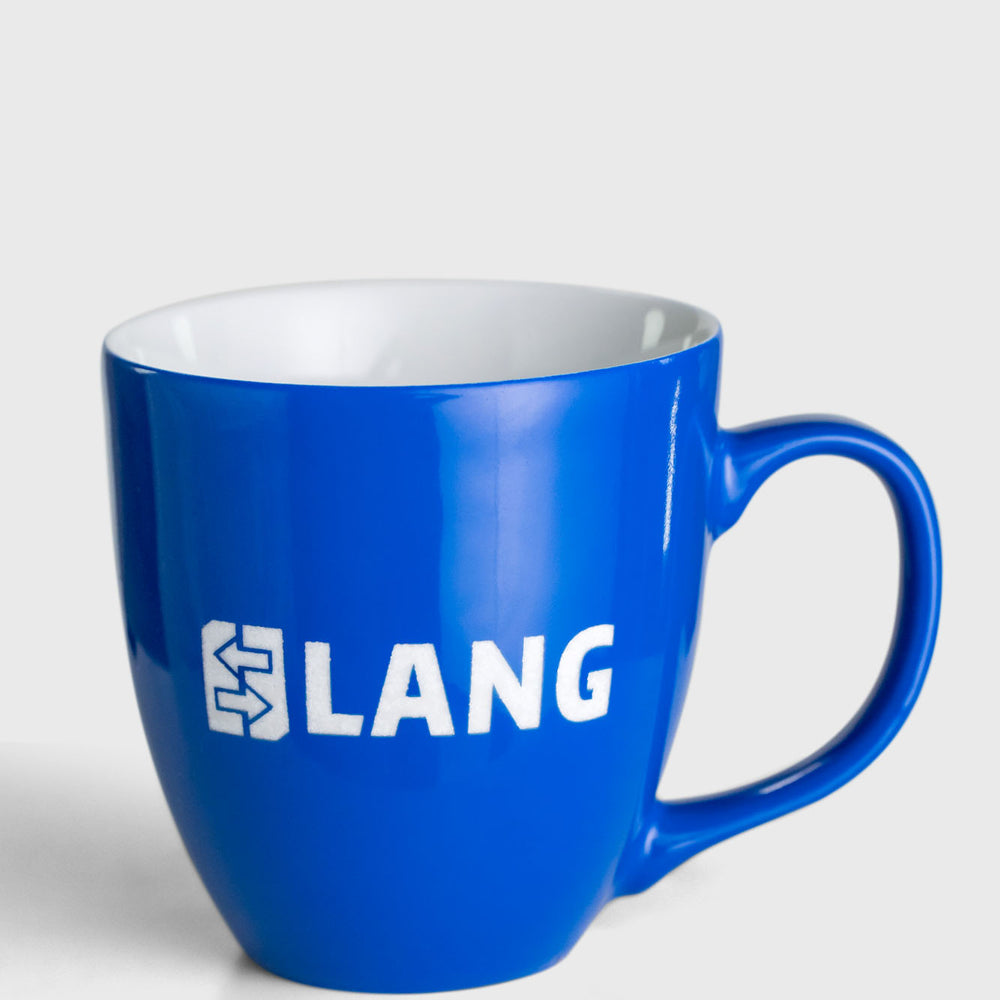 Blauer Porzellanbecher mit dem Wort "lang" für stilvollen Genuss von Kaffee oder Tee am Morgen oder Nachmittag.