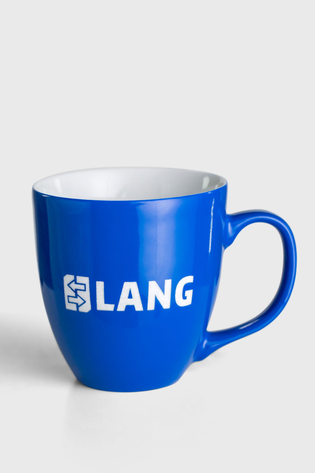 Blauer Porzellanbecher mit dem Wort "lang" für stilvollen Genuss von Kaffee oder Tee am Morgen oder Nachmittag.