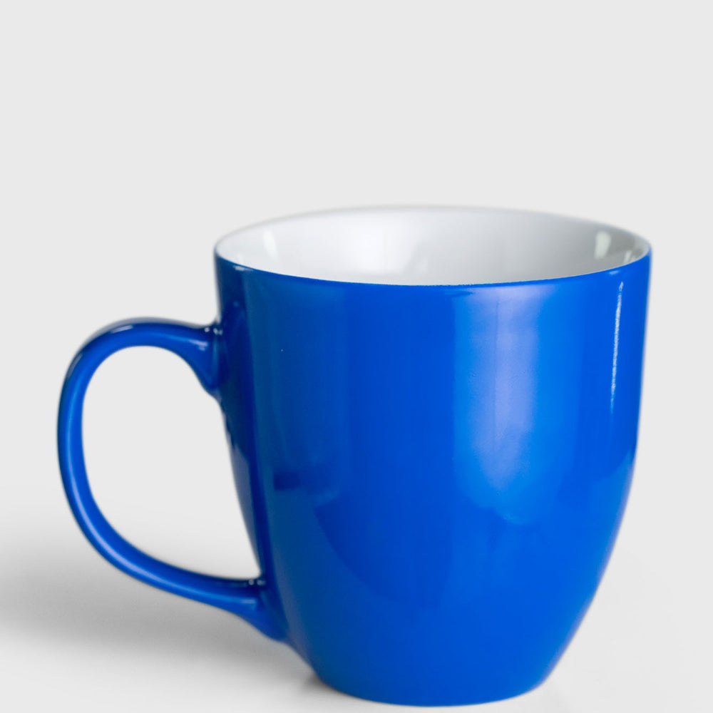 Ein blauer Kaffeebecher mit weißem Rand, ideal für einen stilvollen Start in den Tag oder entspannende Nachmittagsmomente.