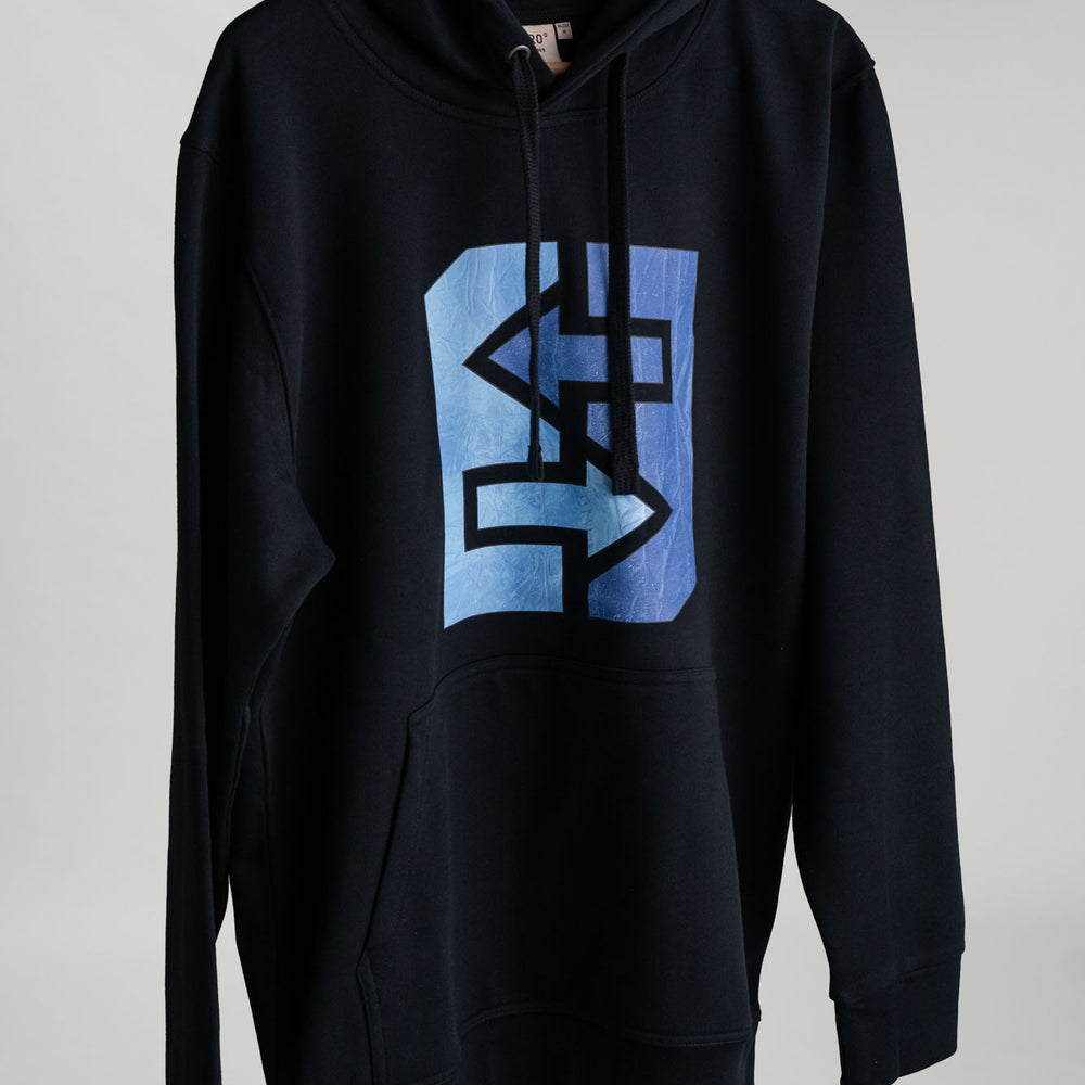 
                      
                        Ein schwarzer Hoodie mit einem blauen und weißen Logo darauf.
                      
                    