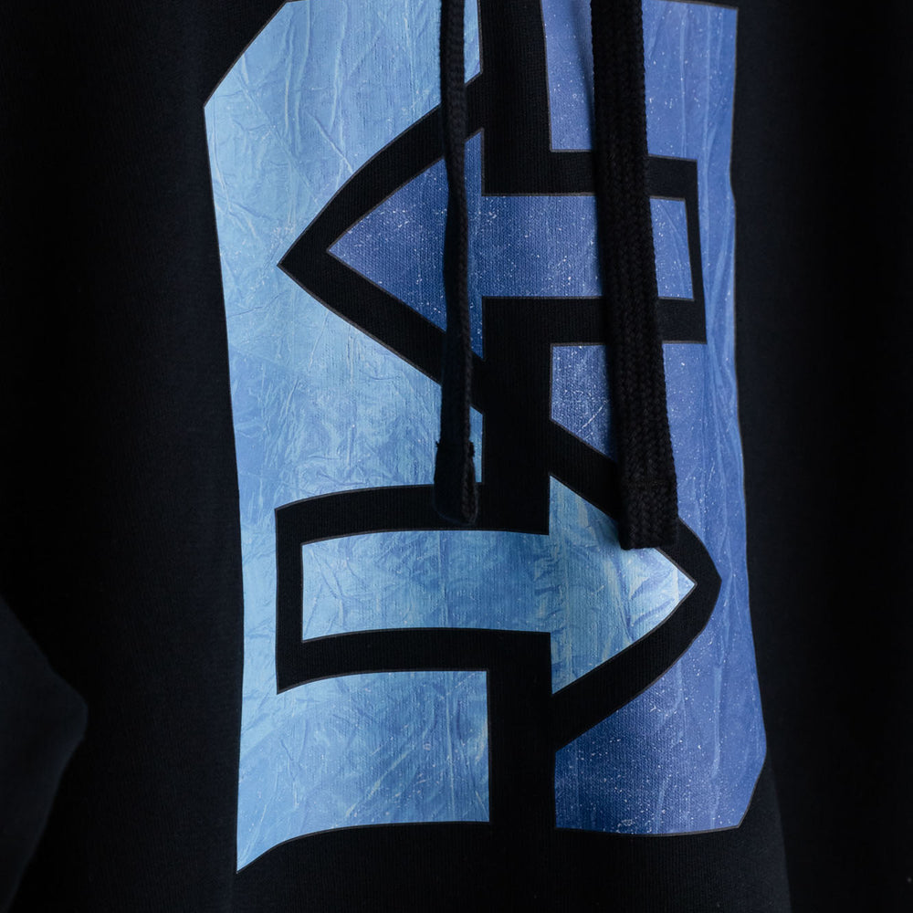 
                      
                        Ein schwarzer Hoodie mit einem blauen und weißen Logo darauf.
                      
                    