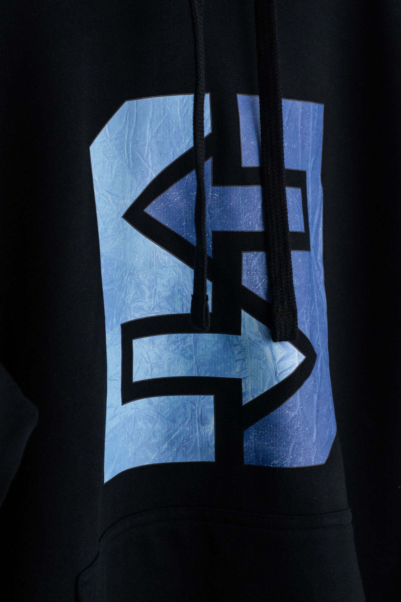 Ein schwarzer Hoodie mit einem blauen und weißen Logo darauf.