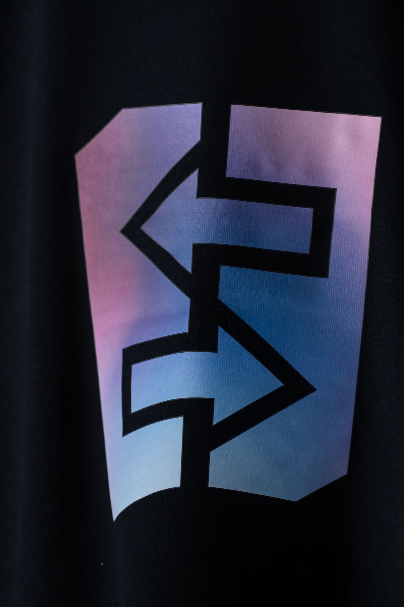 Schwarzes Sweatshirt mit lila und blauen Logo, ideal für den Miami-Lifestyle und stylische Auftritte bei jedem Anlass.