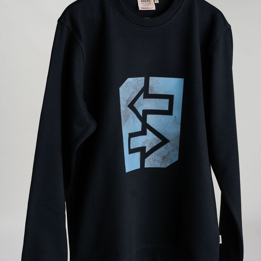 
                      
                        Schwarzes Sweatshirt mit blauem Logo, inspiriert von griechischer Mythologie und rustikaler Architektur.
                      
                    