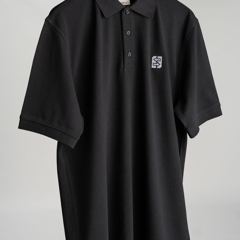 
                      
                        Schwarzes Poloshirt mit weißem LANG-Logo auf der Brust, ideal für Büro und Freizeit, vereint Stil und Funktionalität.
                      
                    