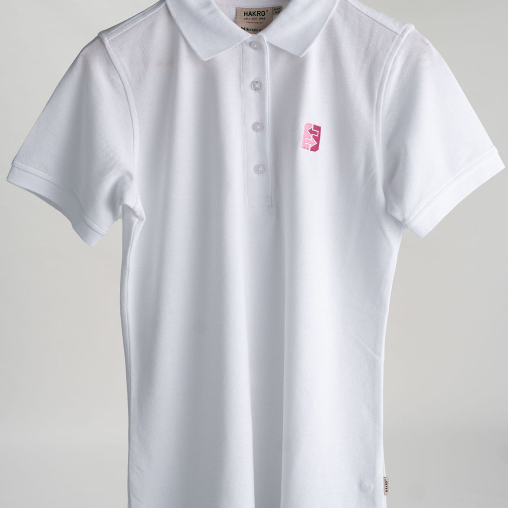 
                      
                        Weißes Polohemd mit pinkem Logo auf der Brust, ideal für Freizeit und Büro, vereint Stil und Funktionalität.
                      
                    