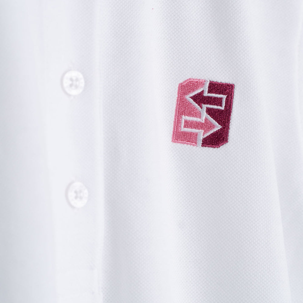 
                      
                        Nahaufnahme eines weißen Polohemds mit rotem Logo, ideal für Freizeit und Büro, vereint Stil und Funktionalität.
                      
                    