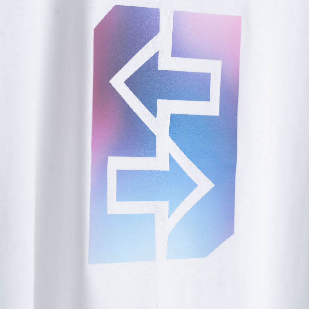 
                      
                        Ein weißes T-Shirt mit einem blauen und lila Logo, ideal für den Miami-Lifestyle und strahlende Sonnenuntergänge.
                      
                    