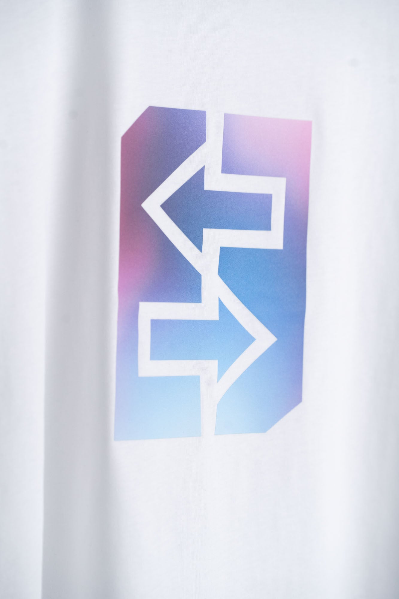 Ein weißes T-Shirt mit einem blauen und lila Logo, ideal für den Miami-Lifestyle und strahlende Sonnenuntergänge.