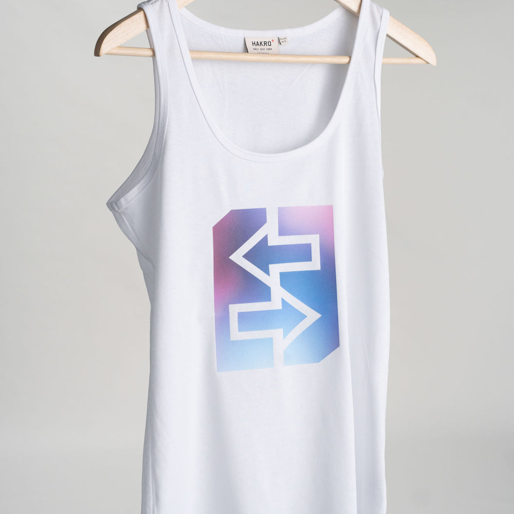 Weißes Tanktop mit blau-lila Logo, ideal für sonnige Tage am Strand oder in der Stadt.