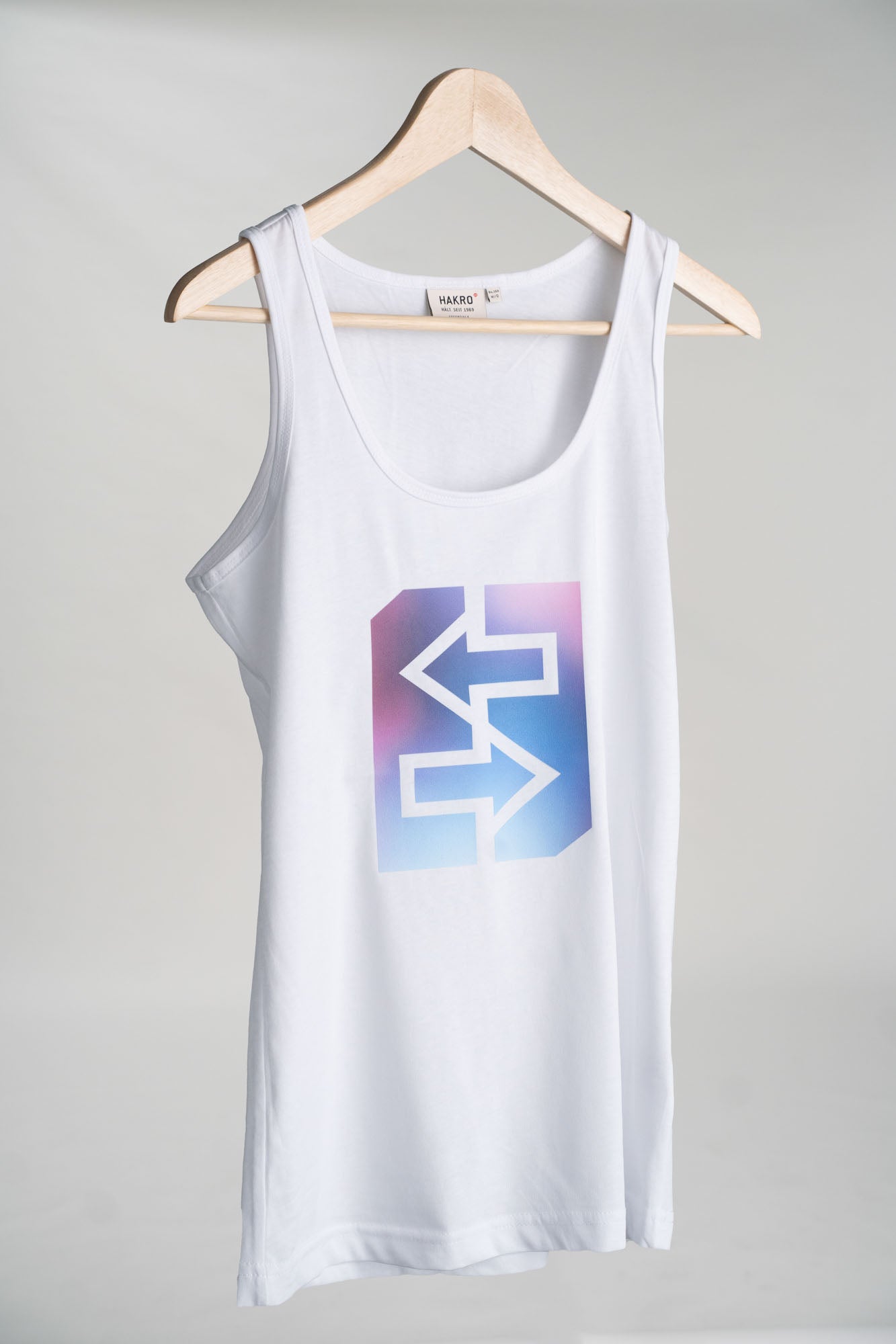 Weißes Tanktop mit blau-lila Logo, ideal für sonnige Tage am Strand oder in der Stadt.