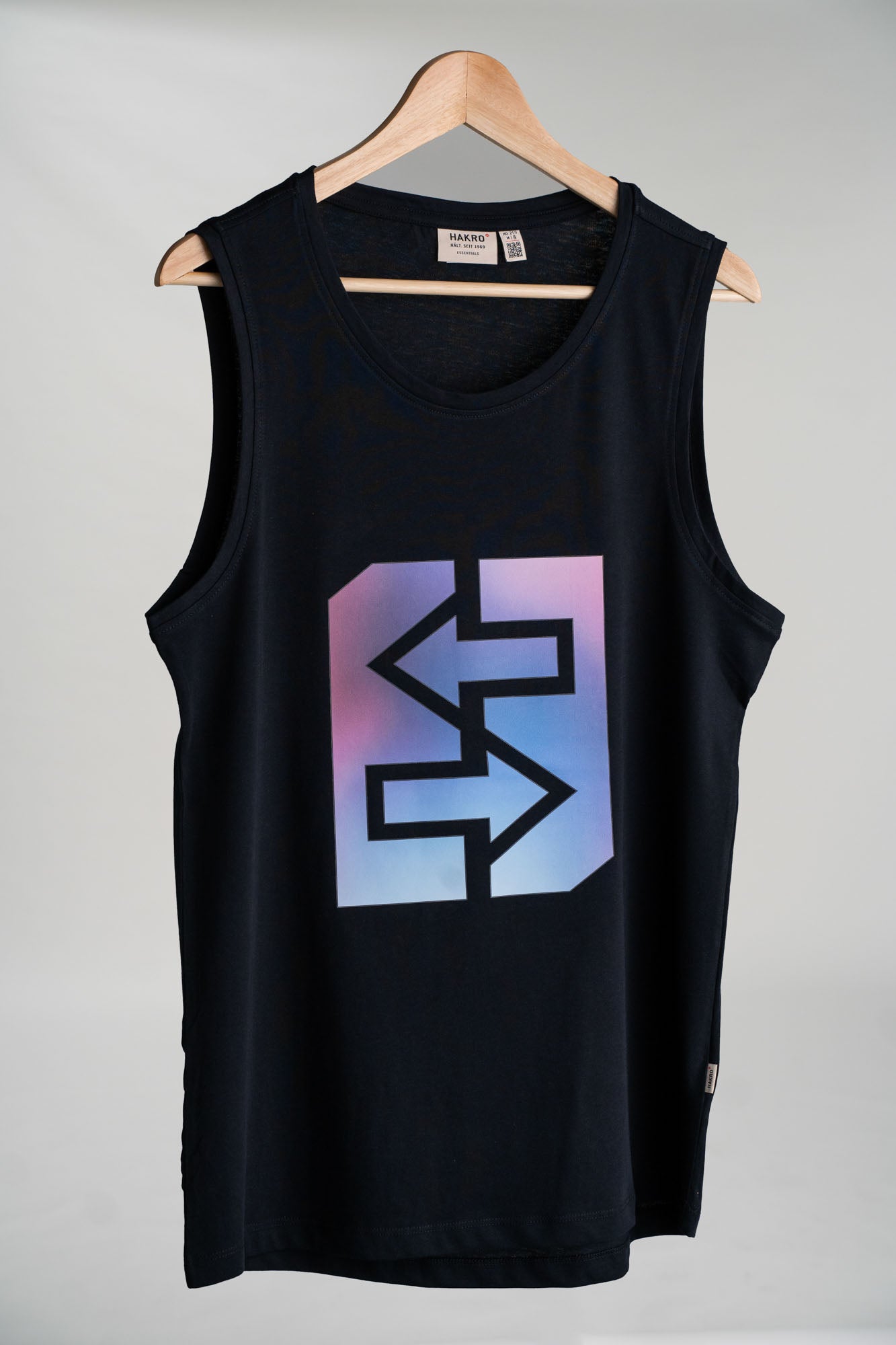 Schwarzes Tanktop mit lila-blauem Logo, ideal für sonnige Tage und entspannte Anlässe in Miami-Style.