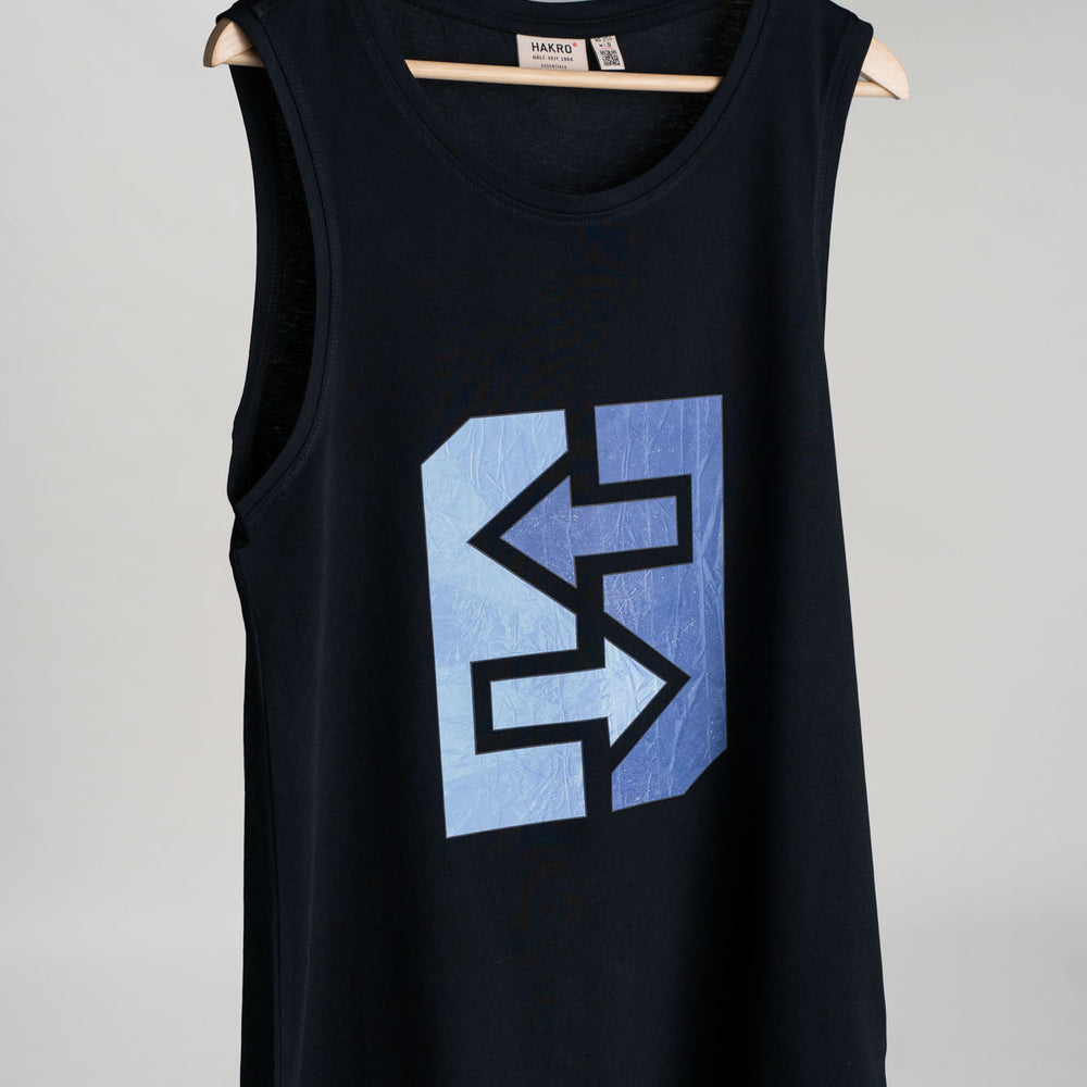 Schwarzes Tanktop mit blau-weißem Logo, ideal für frische Tage in Oslo, stilvoll und dynamisch.