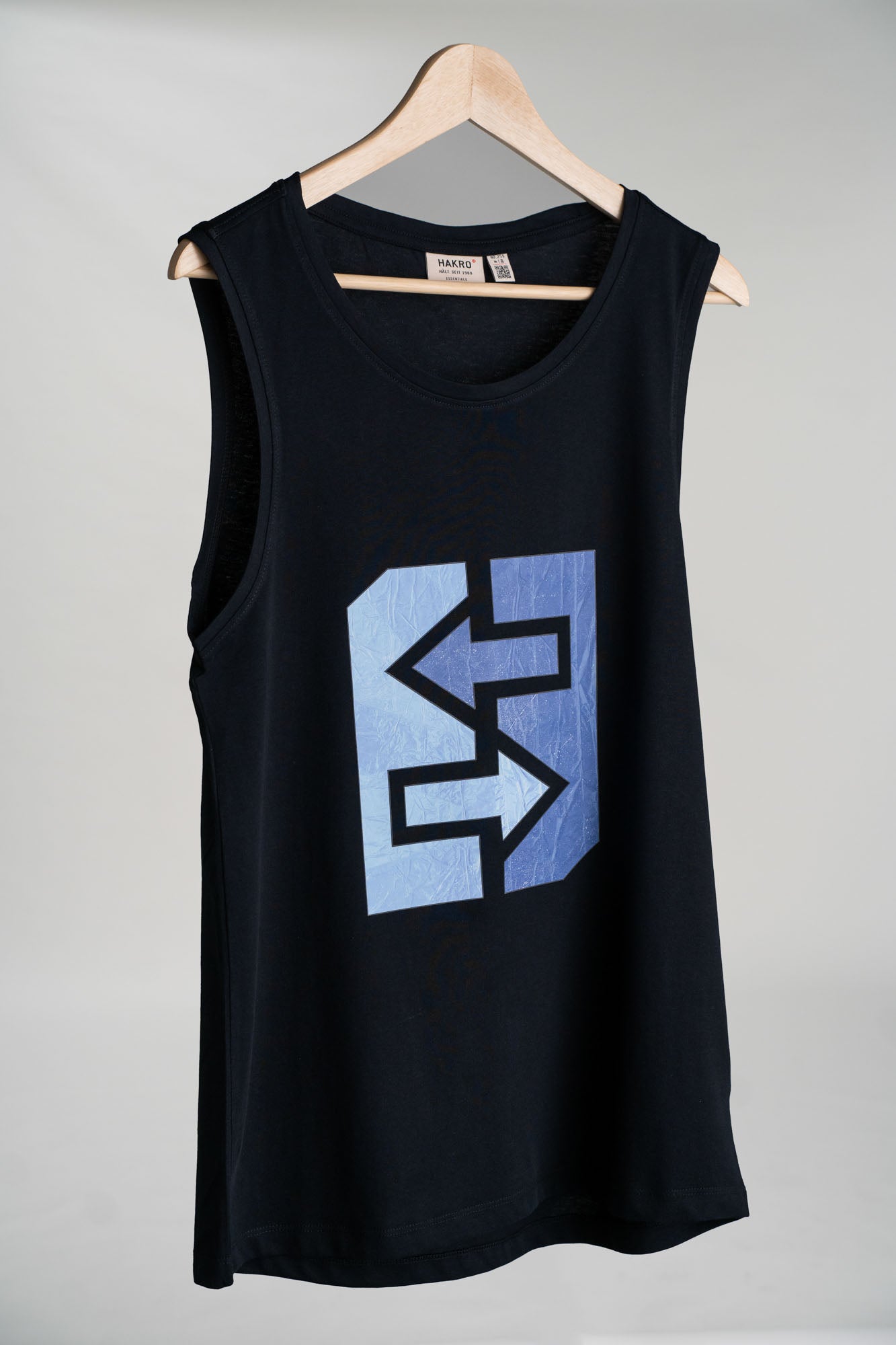 Schwarzes Tanktop mit blau-weißem Logo, ideal für frische Tage in Oslo, stilvoll und dynamisch.