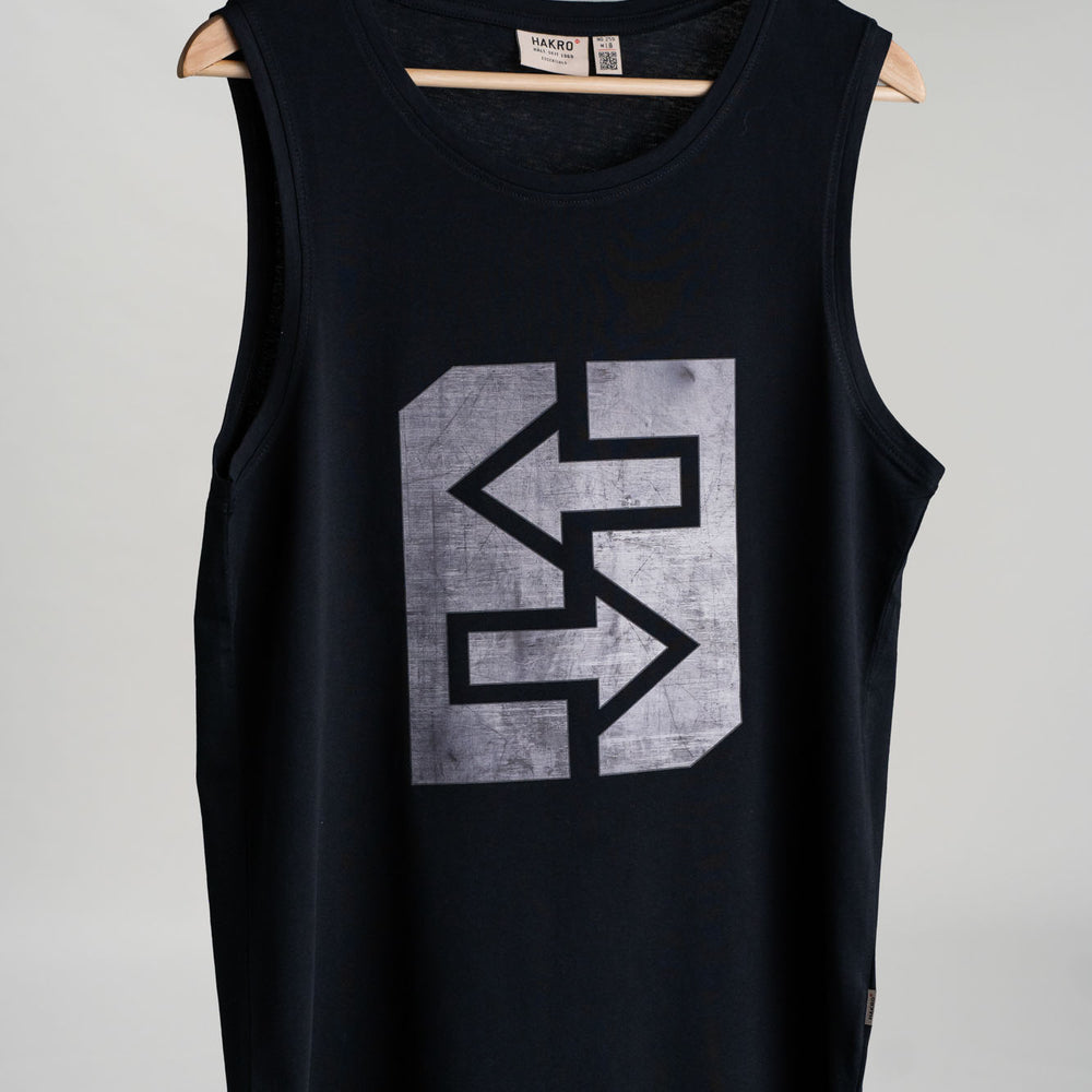 Schwarzes Tanktop mit silbernem Logo, ideal für heiße Tage und sportliche Aktivitäten, betont die Muskulatur.
