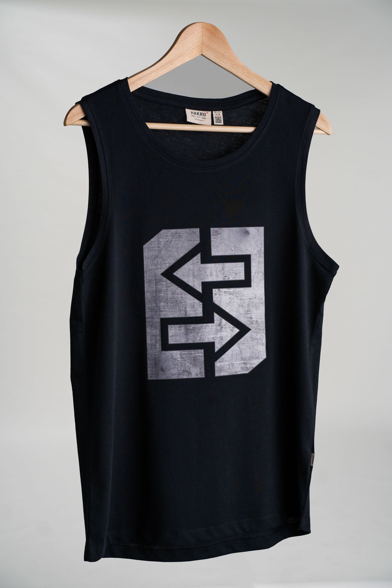 Schwarzes Tanktop mit silbernem Logo, ideal für heiße Tage und sportliche Aktivitäten, betont die Muskulatur.