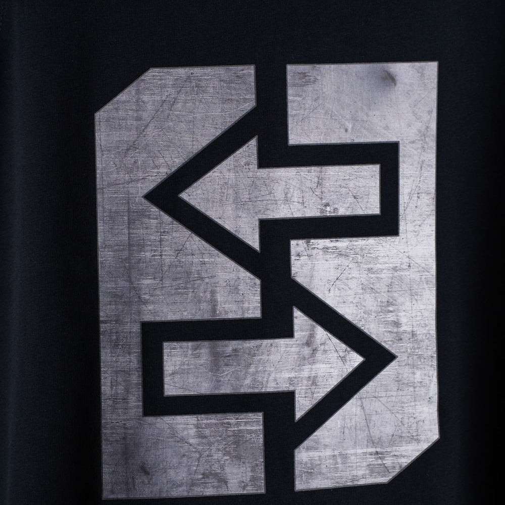 
                      
                        Schwarzes Tanktop mit silbernem Logo, ideal für heiße Tage und sportliche Aktivitäten, betont die Muskulatur.
                      
                    